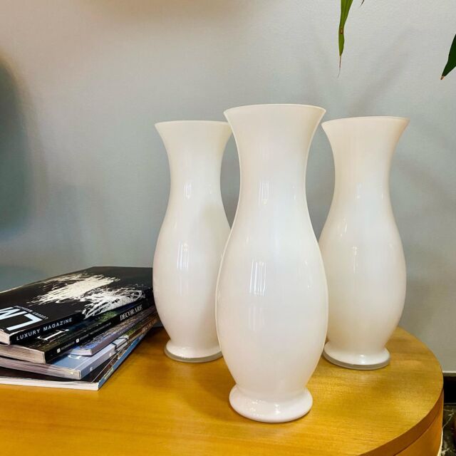 Produzido de forma artesanal em nossa vidraria a partir da técnica do sopro, os vasos leitosos possuem três camadas de vidro, conferindo uma peça elegante e resistente. 🙂