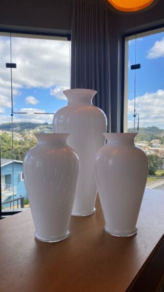 Nossos vasos Ópera leitosos ✨
Produzidos com a técnica triplex (três camadas de vidro sobrepostas), esses itens resultam em peças elegantes que se encaixam facilmente em qualquer espaço.